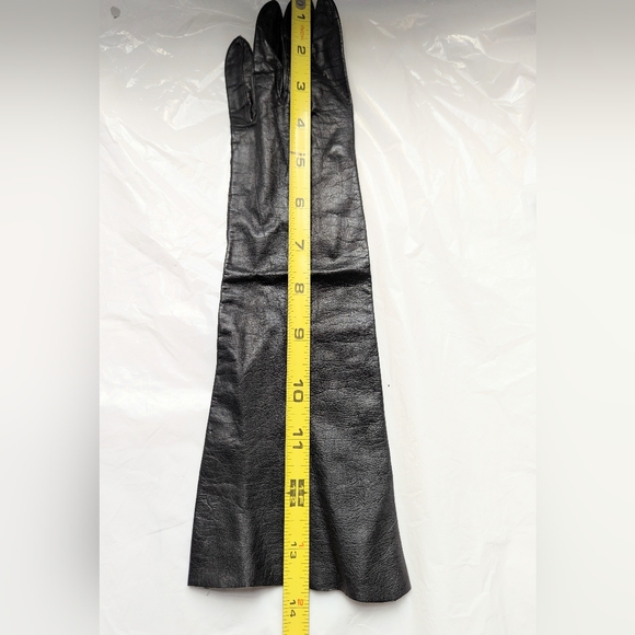 Elegant Black Leather Gloves - Picture 5 of 9